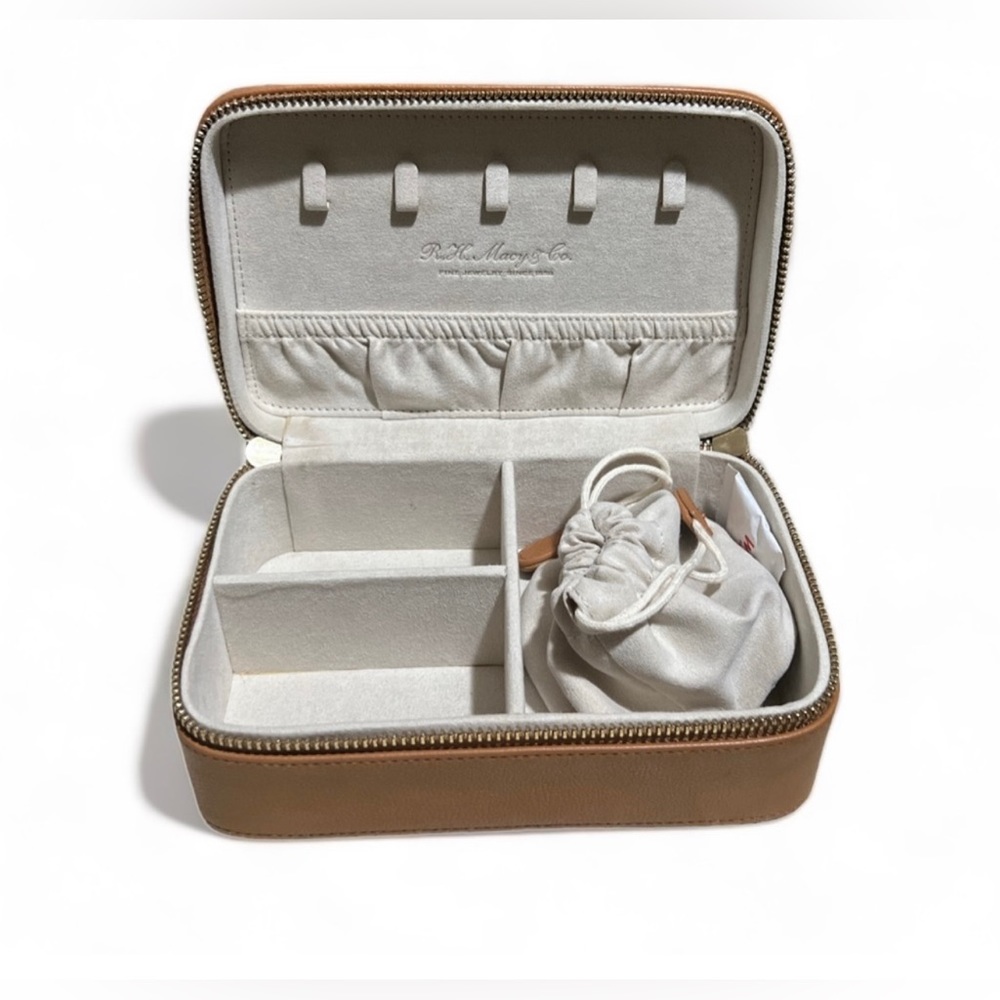 NWT R.H Macy's&Co Leather  Jewelry
Storage Box🤎🤎